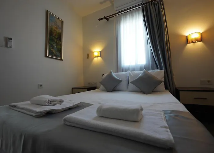 Queen Hotel *