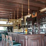 Queen Hotel *